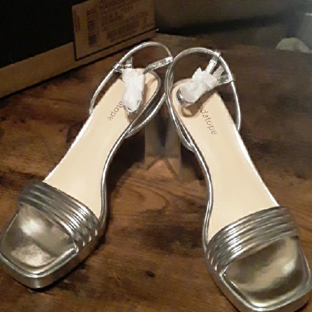 NWT Sz 8 MODATOPE Silver Platform Block Heel Gorgeous Sandals